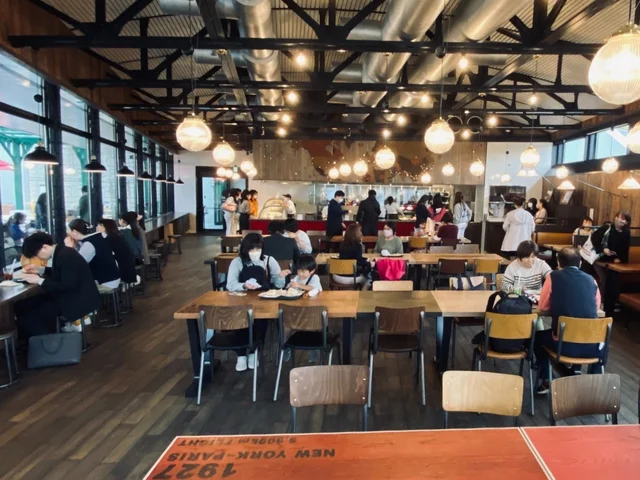 ジブリパーク「ジブリの大倉庫」内でランチやお茶ができる「カフェ 大陸横断飛行」内観・収容人数