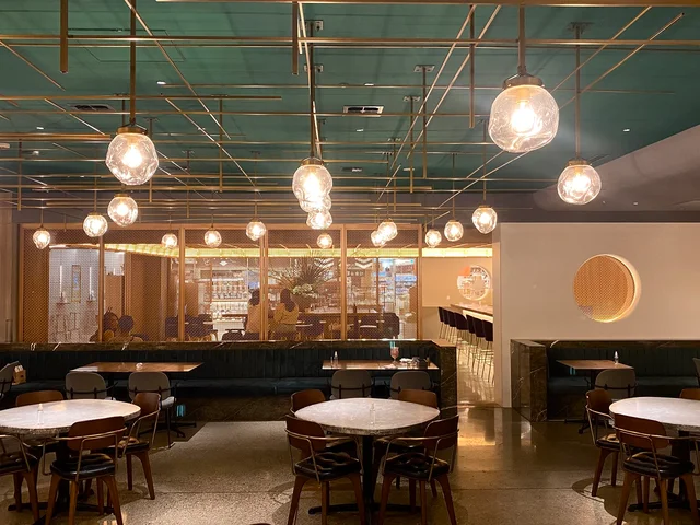 「ERUTAN RESTAURANT/BAR (エルタン レストラン/バー)」内観