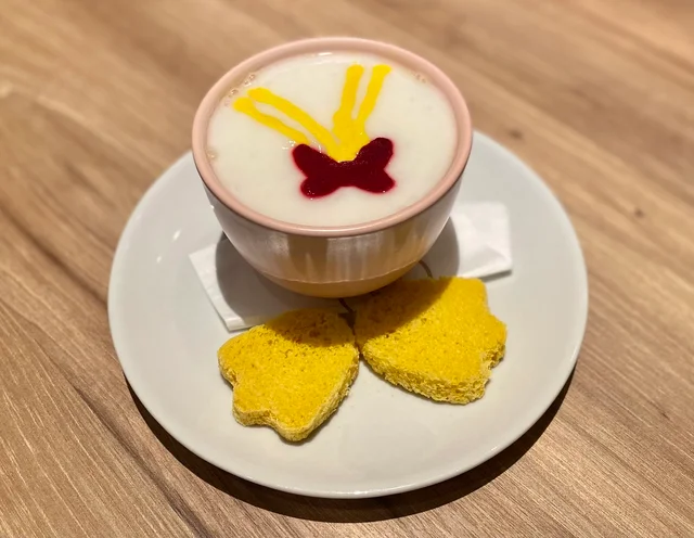 『横浜赤レンガ倉庫』、『ディズニー・ハーベスト・マーケット』メニュー「あさりとたっぷり野菜のふわふわクラムチャウダー」