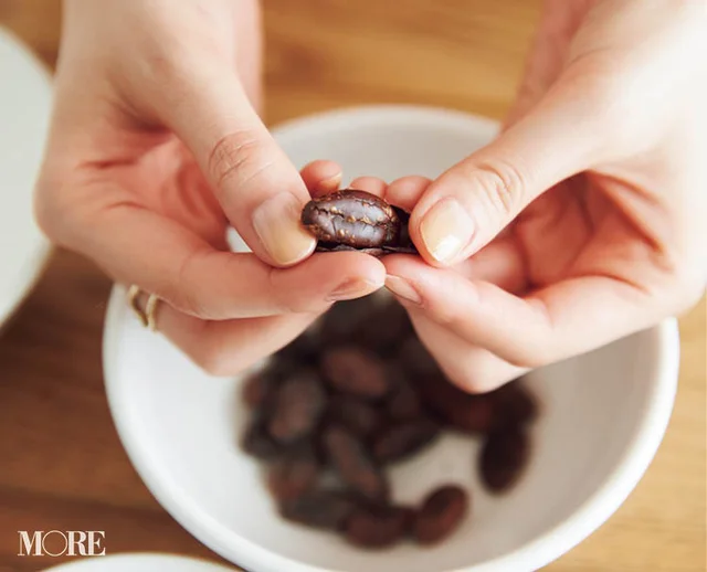 佐藤栞里が栃木県のおすすめお取り寄せグルメ「コッチェ・ル・ショコラ」のチョコレートを作るキットでチョコレートを作っている様子