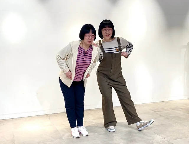 私服を着用した阿佐ヶ谷姉妹