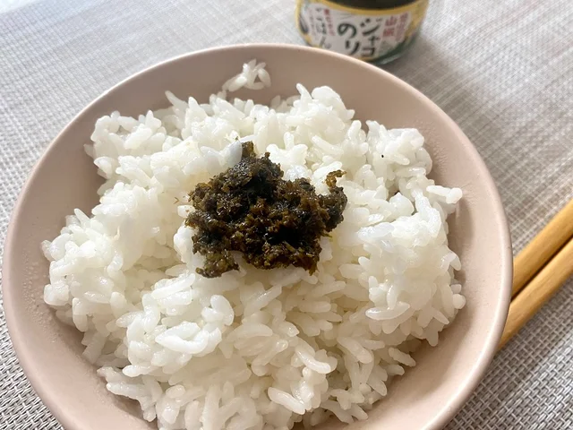 島根県「奥出雲山椒ジャコのり 頼むからごはんください。」を白米に盛り付けた様子