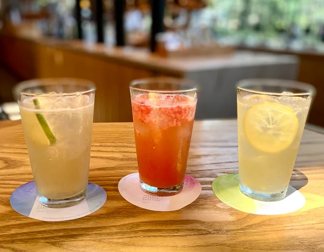 『ロースタリー 東京』2022夏メニュー・コーヒーエイド「クールライム」、「ストロベリー ブリーズ」、「レモン トニック」