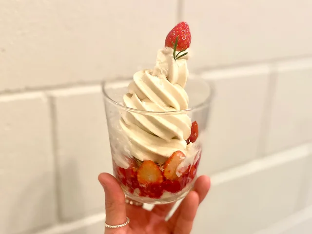 渋谷ヒカリエ「コスメキッチン アダプテーション(Cosme Kitchen Adaptation)」渋谷デザート「「ヴィーガンストロベリーショートケーキパフェ」」