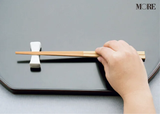 マナーブック冠婚葬祭食事編　【基本のテーブルマナー】和食・洋食の正しい振る舞いを解説。お箸の取り方を解説している手