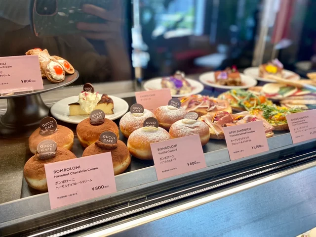 グッチイベント『GUCCI LOVE PARADE TOKYO』。『GUCCI CAFÉ by VALLEY PARK STAND （グッチ カフェ バイヴァリーパークスタンド』、ショーケースに並んだスイーツ