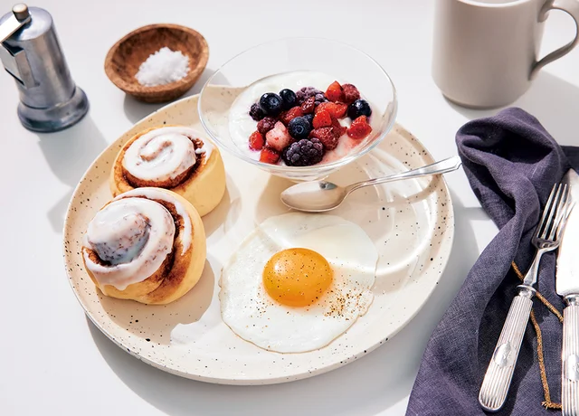 CO・OP シナモンロール CO・OP 4種のベリーミックス 朝食イメージ