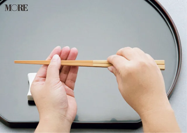 マナーブック冠婚葬祭食事編　【基本のテーブルマナー】和食・洋食の正しい振る舞いを解説。お箸の取り方を解説している手