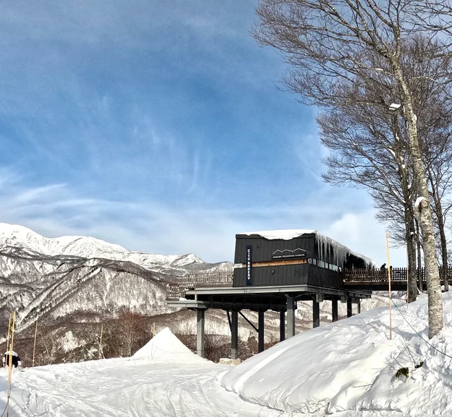 白馬マウンテンハーバー（左）テラスの雰囲気。席や階段は自由に座ってOK（右）テラスは「ヤッホー！スウィング presented by にゃんこ大戦争」のすぐそばにあるためセットで満喫するのが◎