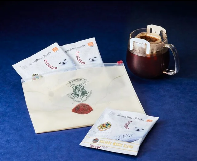 タリーズ×『ハリー・ポッター』コラボグッズ、「スライドポーチ ホリデーマジックブレンド ZIPSシングルサーブ （入学許可証）」