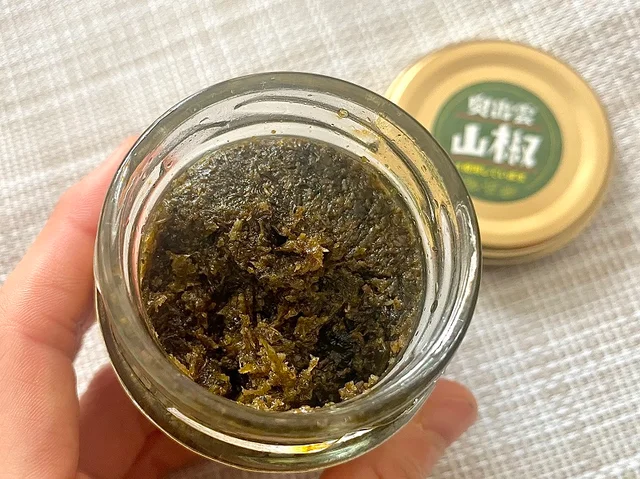 島根県「奥出雲山椒ジャコのり 頼むからごはんください。」瓶をあけた表面