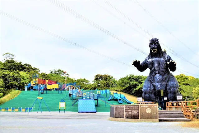 『横須賀市くりはま花の国』ゴジラのすべり台と遊具