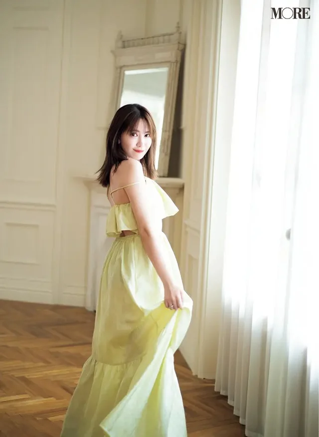 ドレスを着て振り返る小嶋陽菜
