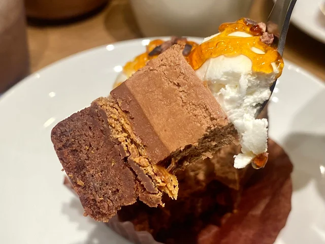 スタバ新作バレンタイン「ふんわりホイップ&パイ入りチョコレートムースケーキ」断面