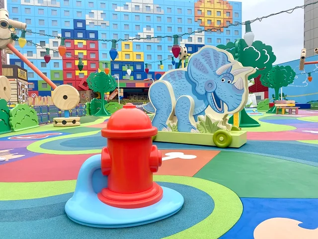 『東京ディズニーリゾート・トイ・ストーリーホテル』（『トイ・ストーリーホテル』）エントランス「スリンキー・ドッグパーク」、おすすめフォトスポット【５】トリクシー