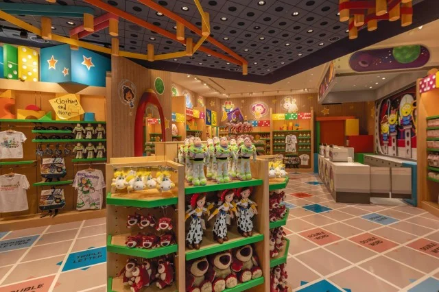 トイ・ストーリーホテルお土産ショップ「ギフト・プラネット」内観