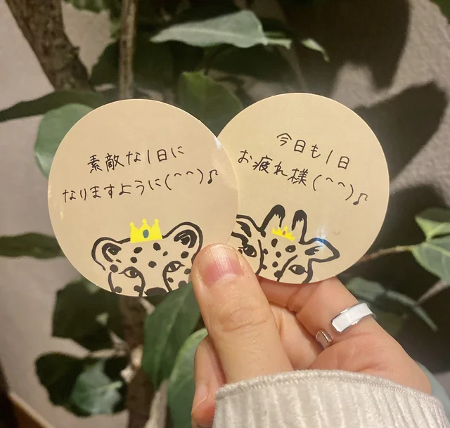 【タリーズ 新作】ドラマ『夕暮れに、手をつなぐ』とのタイアップドリンクオリジナルステッカー（左）クラウンをかぶったヒョウ（右）ティアラをかぶったキリン