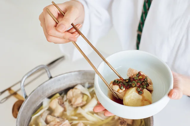 佐藤栞里が神奈川県のおすすめお取り寄せグルメ「野毛とりとん」のタッカンマリを食べている様子