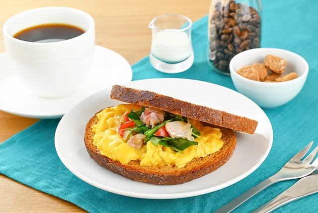 OMO3東京赤坂、宿泊者限定朝食メニュー「真鯛出汁香るスクランブルサンドセット」