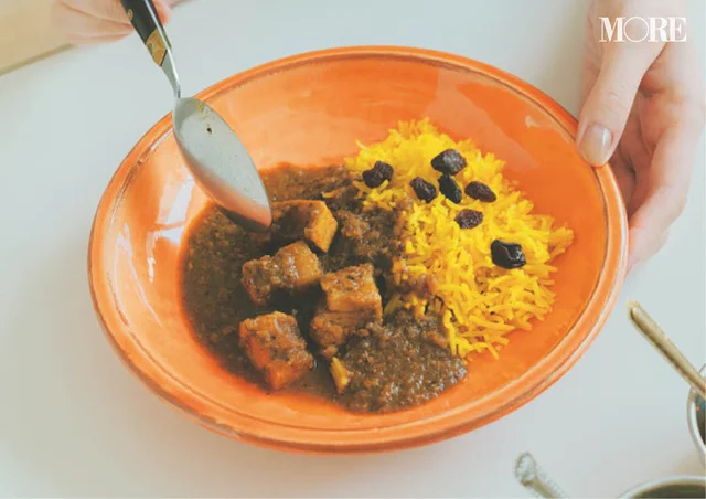 佐藤栞里が岡山県のおすすめお取り寄せグルメ「全感覚スパイス」のスパイスカレーセットを食べている様子