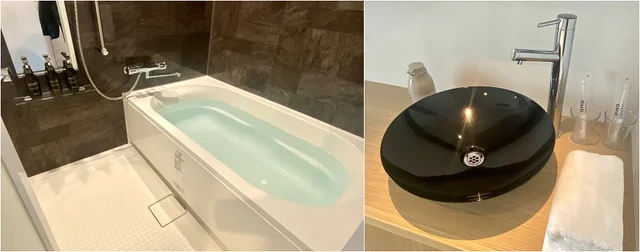 「OMO3東京赤坂 by 星野リゾート」足をしっかり伸ばせる広々バスルーム（左）。洗面台はベッド前のスペースを活用（右）