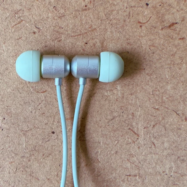 『3COINS（スリーコインズ・スリコ）』のネックバンドワイヤレスイヤホンの機能と使い方