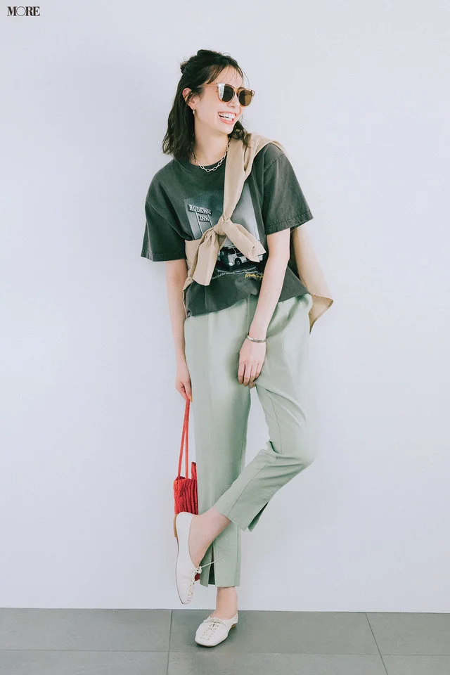 グリーンセンタープレスパンツ×グラフィックTシャツのコーデ