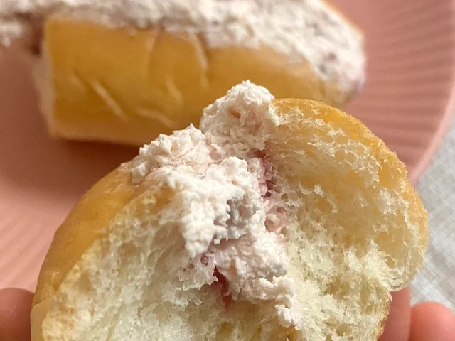 『ローソン』新作スイーツ「おやつコッペいちごミルク」実物、断面