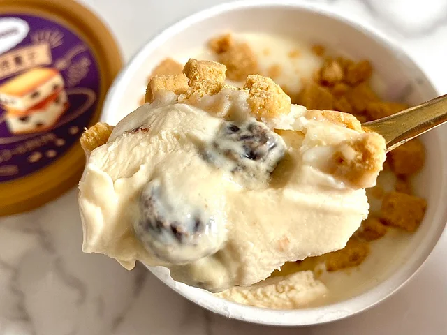 「ハーゲンダッツ ミニカップ クラシック洋菓子」、「レーズンバターサンド」をスプーンですくっている様子