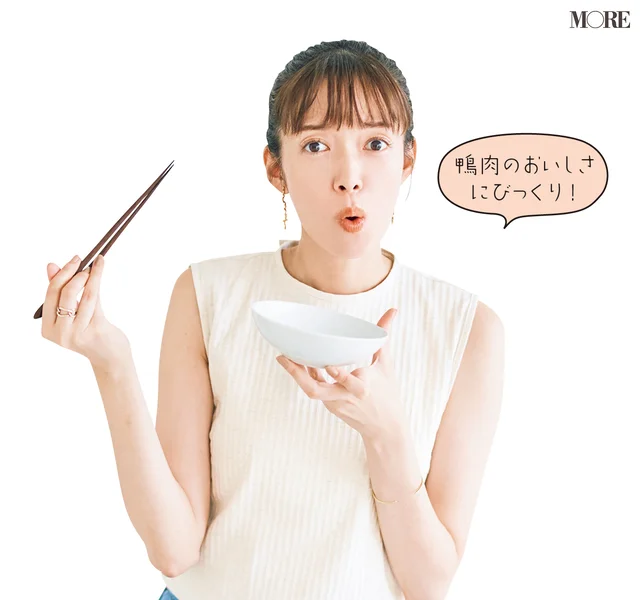 佐藤栞里が島根県のおすすめお取り寄せグルメ「カナール」の本鴨のオイルしゃぶ焼きを食べている様子