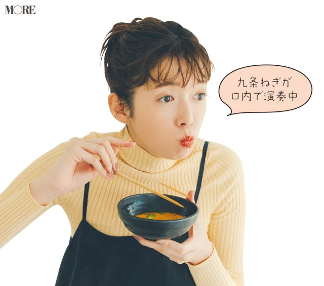 佐藤栞里が京都府のおすすめお取り寄せグルメ「八起庵」の鶏すき焼きを食べている様子