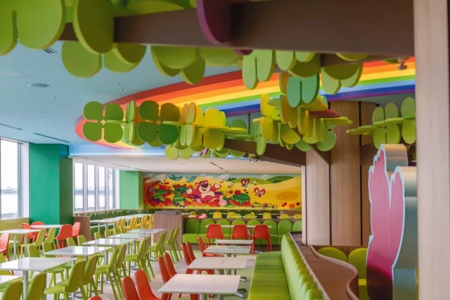 トイ・ストーリーホテル宿泊者限定レストラン「ロッツォ・ガーデンカフェ」店内の様子