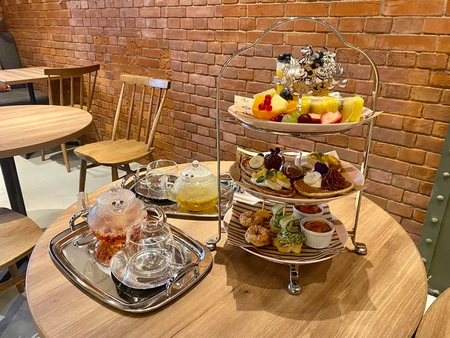 『横浜赤レンガ倉庫』に『ディズニー・ハーベスト・マーケット』「海を感じるアフタヌーンティーセット」（2名から ひとり￥3850） ※写真は2名分です