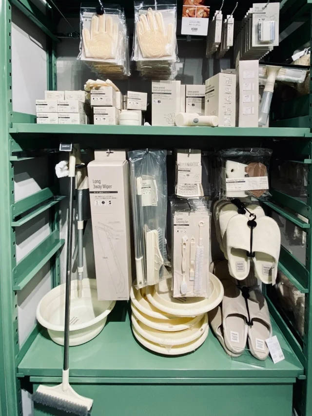 3COINS（スリーコインズ・スリコ）のお掃除グッズを揃えた店頭写真
