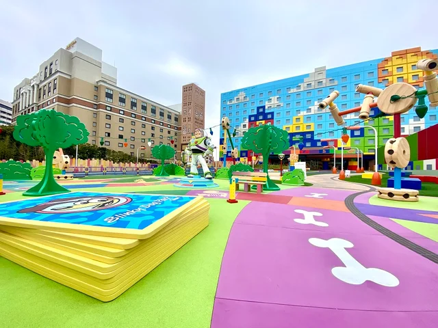 『東京ディズニーリゾート・トイ・ストーリーホテル』（『トイ・ストーリーホテル』）エントランス「スリンキー・ドッグパーク」、全景