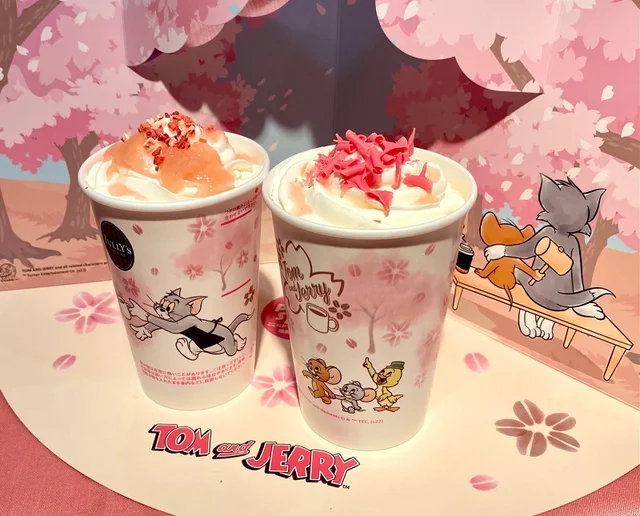 タリーズ×トムジェリ「トムとジェリー 桜舞う苺カフェラテ」、「トムとジェリー 桜舞う苺カフェラテ」