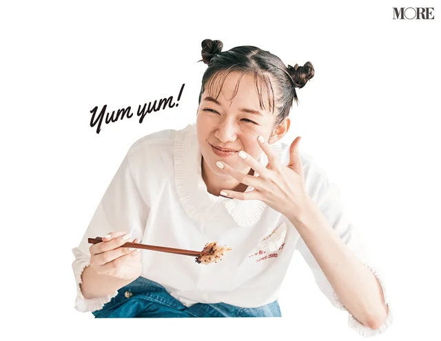 餃子を食べている佐藤栞里