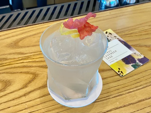 『ロースタリー 東京』2022夏メニュー「ティバーナ スプリッツァー シトラス ラベンダー セージ」