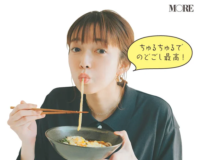 佐藤栞里が岡山県のおすすめお取り寄せグルメ「ふるいち」のぶっかけうどんを食べている様子