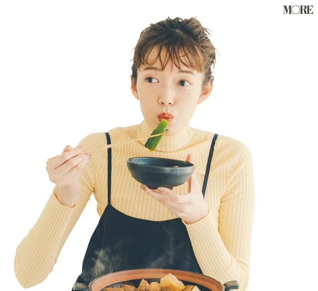 佐藤栞里が京都府のおすすめお取り寄せグルメ「八起庵」の鶏すき焼きを食べている様子