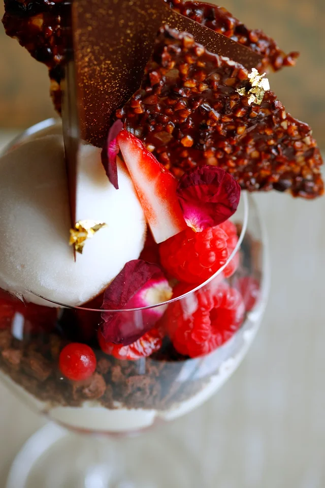 アルマーニカフェ「カカオとベリーのパフェ」を上から見た様子