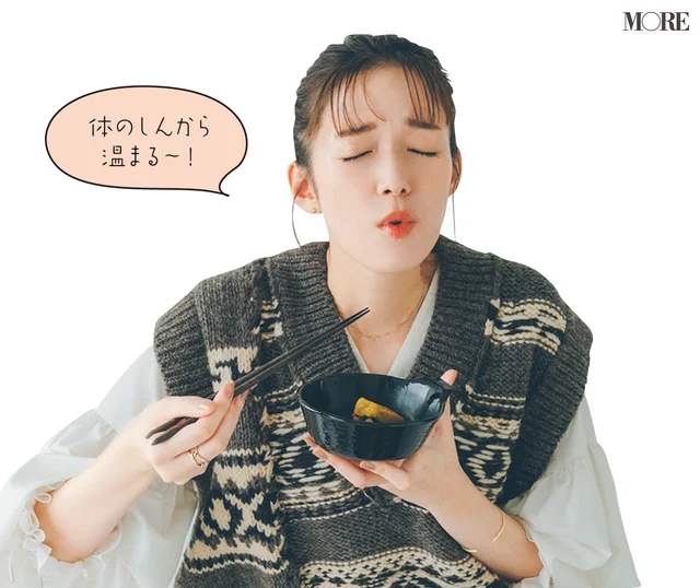 佐藤栞里が石川県のおすすめお取り寄せグルメ「つば甚」の鴨鍋セットを食べている様子