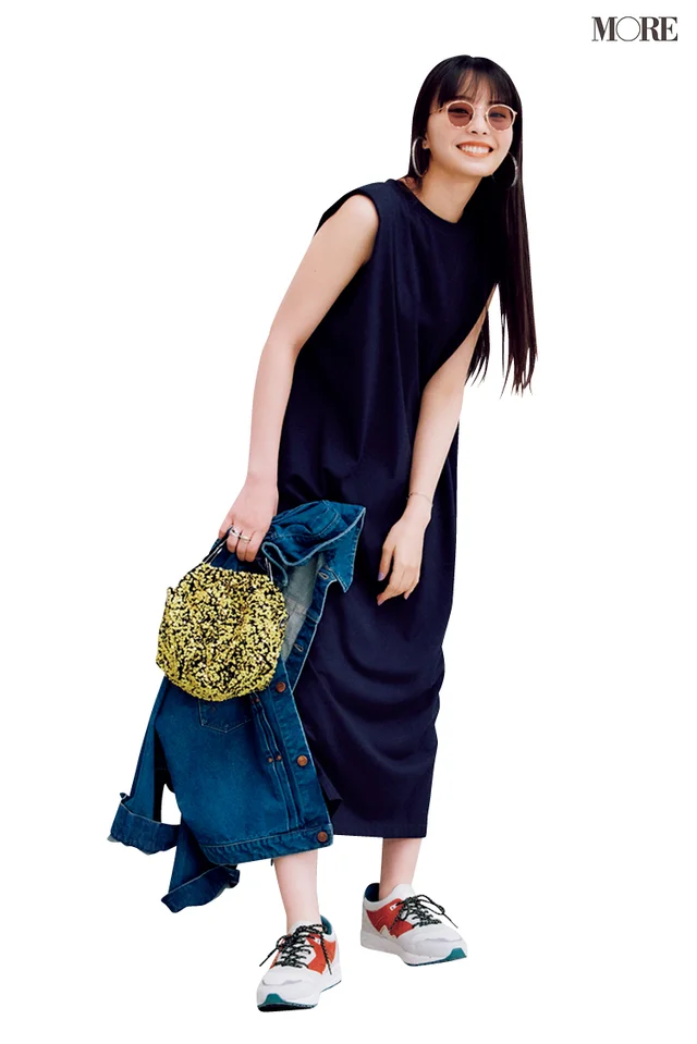 ワンピースを着てスニーカーをはいた川口ゆりな