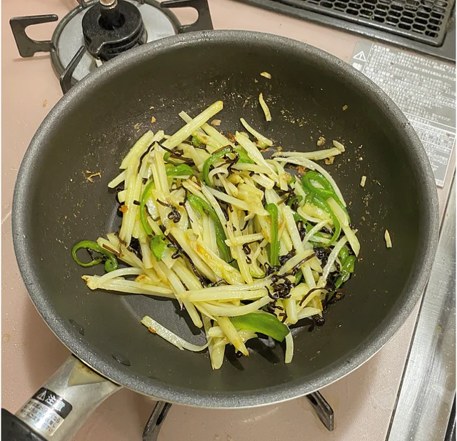 炒めている野菜