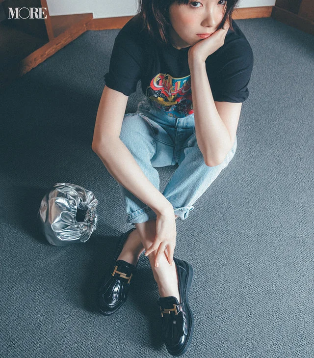 黒プリントTシャツ×水色デニムコーデの飯豊まりえ