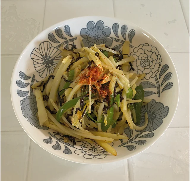 お皿に盛った野菜