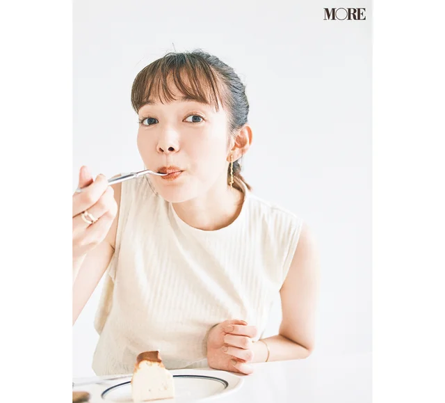 佐藤栞里が島根県のおすすめお取り寄せグルメ「BonBonVoyage」の天然バニラチーズケーキを食べている様子