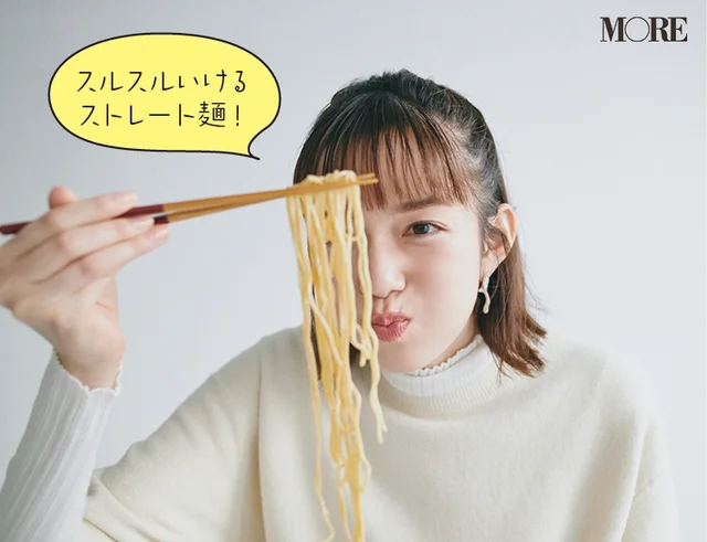 佐藤栞里が和歌山県のおすすめお取り寄せグルメ「井出商店」の中華そばを食べている様子