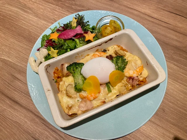 『横浜赤レンガ倉庫』、『ディズニー・ハーベスト・マーケット』「あつあつ！シーフードドリアと真っ白ポーチドエッグ」