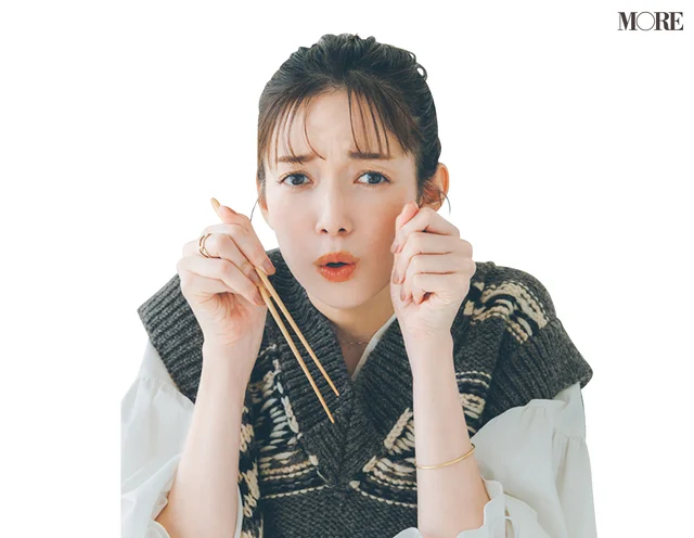 佐藤栞里が石川県のおすすめお取り寄せグルメ「したひら鮮魚店」のお刺身セットを食べている様子